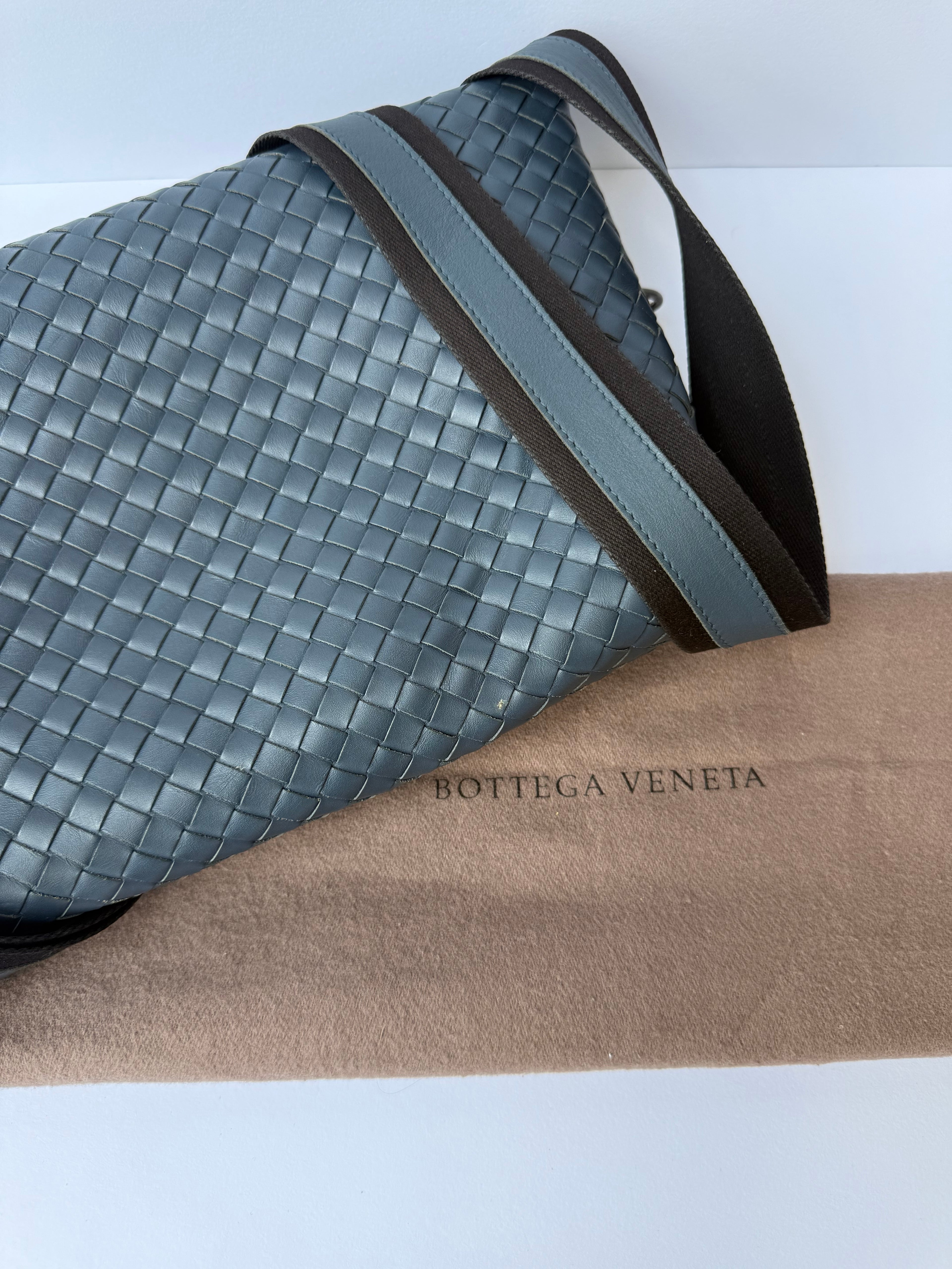 Bottega Veneta Intrecciato Crossbody Messenger Bag — Steel Blue