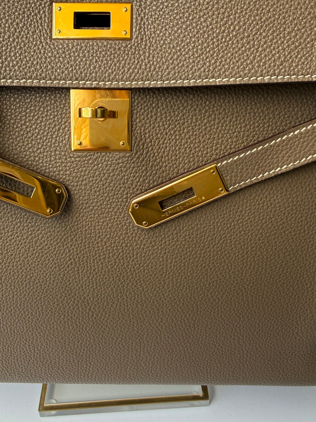 Hermès Kelly 32 Retourné in Étoupe Clemence with Gold Hardware