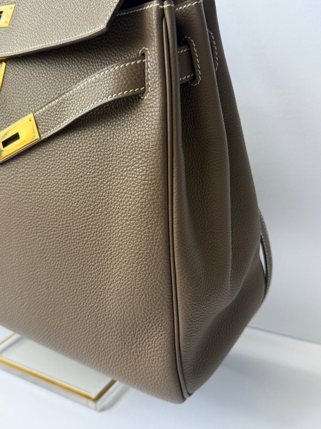 Hermès Kelly 32 Retourné in Étoupe Clemence with Gold Hardware